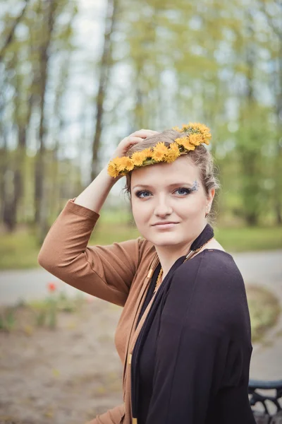 Başında sarı çiçek çelenk ile kız — Stok fotoğraf