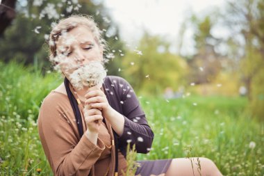 Kız bir karahindiba üfleme