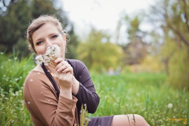 Kız bir karahindiba üfleme