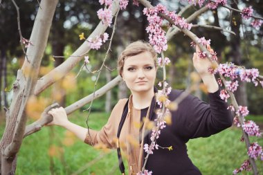 çiçekli bahar dalları yakın kız