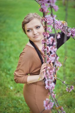 çiçekli bahar dalları yakın kız