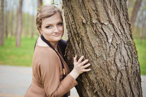 木の近くの公園でポーズの女の子 — ストック写真