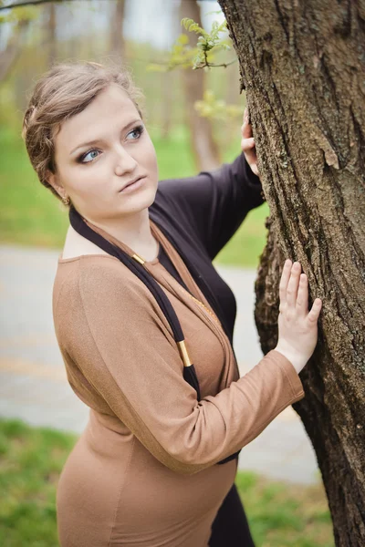 Ağaç Parkı poz kız — Stok fotoğraf