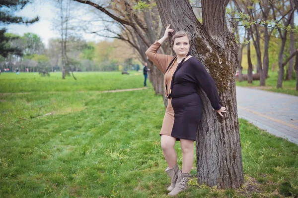 Fille posant dans le parc près de l'arbre — Photo