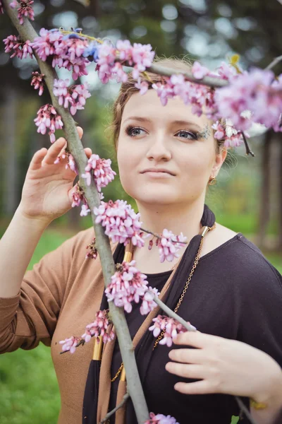Çiçekli bahar dalları yakın kız — Stok fotoğraf