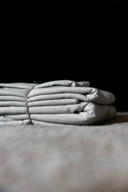 Açık renk çarşaf, bulanık ışık tabakası veya yatağın siyah zeminine karşıdır. 