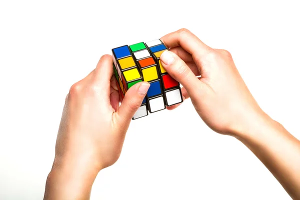 Mãos segurando cubo de cor — Fotografia de Stock