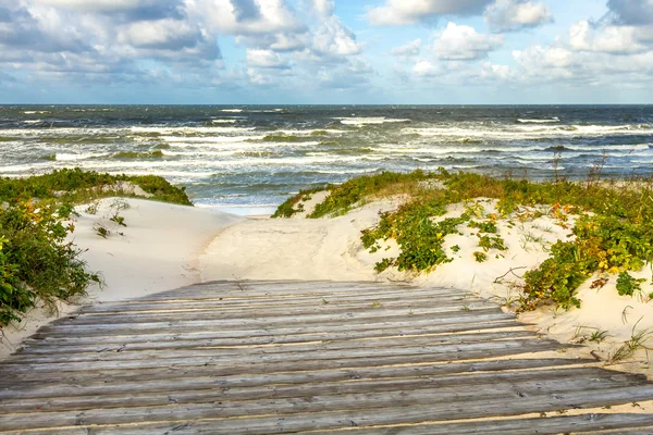 Caminho para o mar através de dunas de areia — Fotografia de Stock