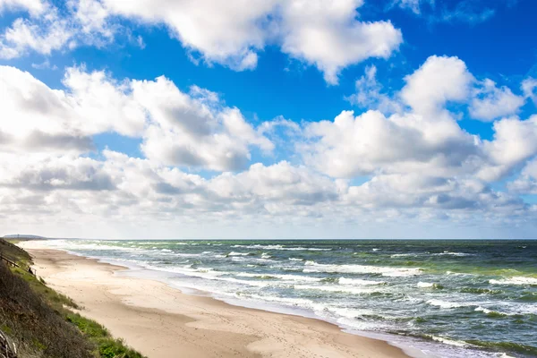 Spiaggia di sabbia sul mare baltico — Foto Stock
