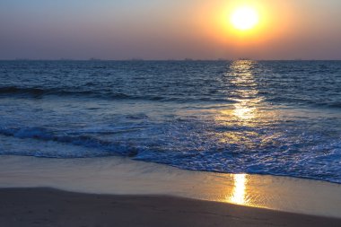 gün batımında deniz plaj