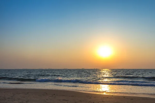 Tramonto sulla spiaggia del mare — Foto Stock