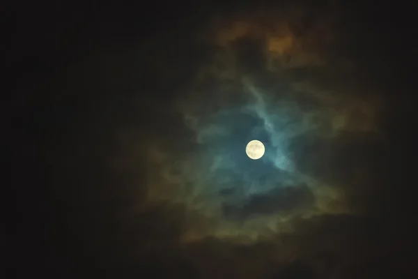 Pleine lune sur ciel nuageux dramatique — Photo