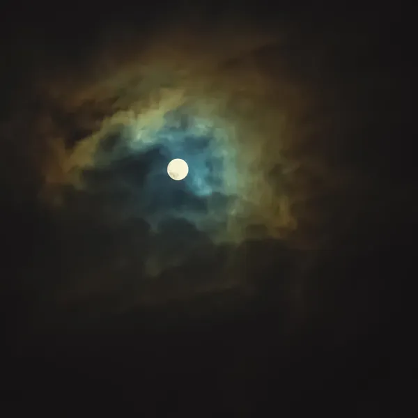 Full moon on dramatic cloudy sky — Stock Photo, Image