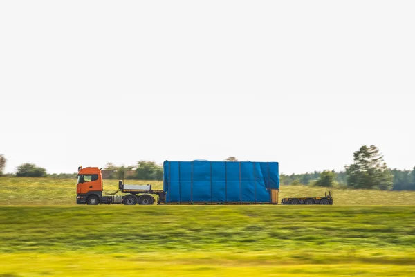 Lastbil på landsvägen — Stockfoto