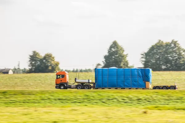 Camion sulla strada di campagna — Foto Stock