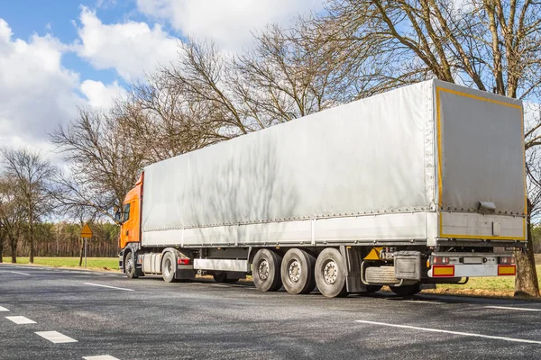 LKW unterwegs — Stockfoto