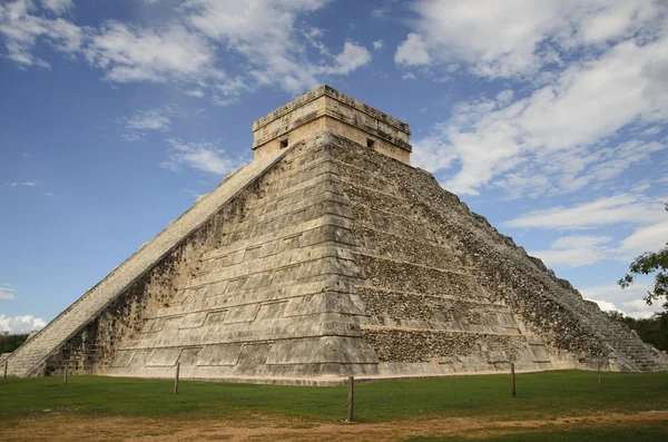 La Pirámide Maya de Chichén Itzá en México — Foto de Stock