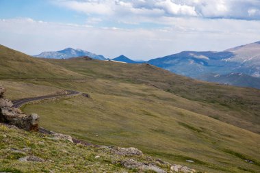 Rocky Dağı Ulusal Parkı 'ndaki Trail Ridge Yolu manzarası.