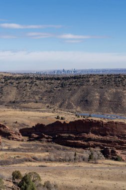 Denver, Colorado 'daki Morrison Dağı' ndan Denver ve Red Rocks Amfitiyatrosunun manzarası