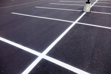 otoparkta hatları boyalı
