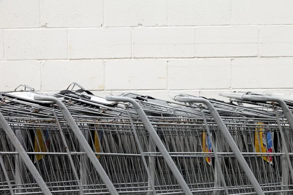 Carrinhos de compras em uma linha — Fotografia de Stock