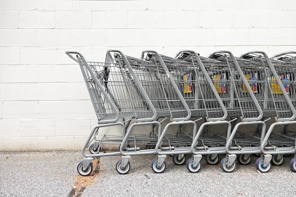 Carrinhos de compras em uma linha — Fotografia de Stock