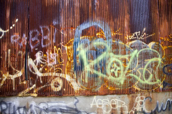 Graffiti op golfplaten — Stockfoto