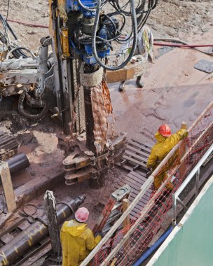 inşaat işçileri ve makineleri