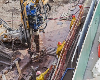 inşaat işçileri ve makineleri