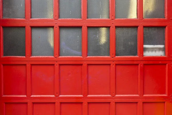 Porte de caserne de pompiers rouge, fond texturé — Photo