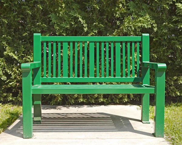 Panchina del parco verde — Foto Stock