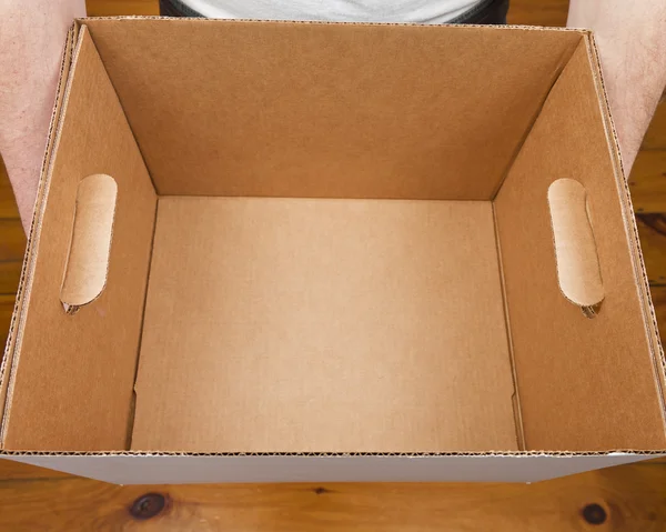 Человек, держащий пустую коробку — стоковое фото