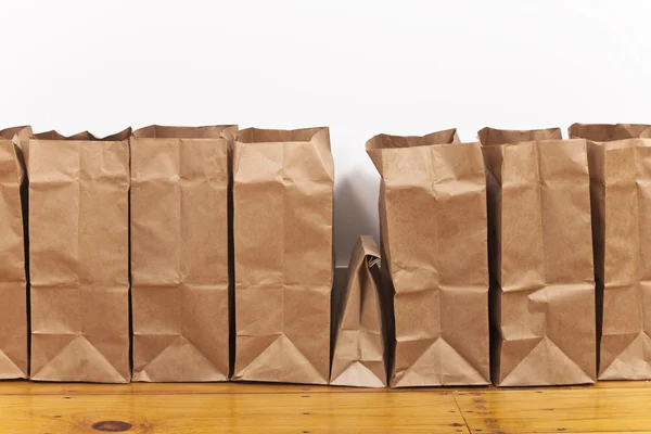 Üst üste kahverengi bakkal torbaları — Stok fotoğraf