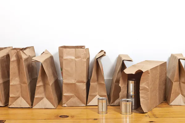 Kahverengi çanta ve teneke kutular — Stok fotoğraf