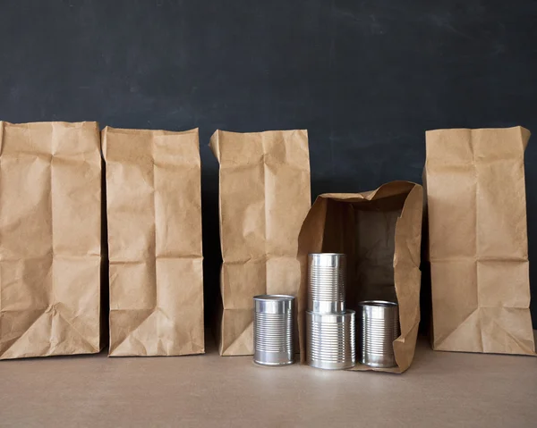 Latas e sacos castanhos — Fotografia de Stock