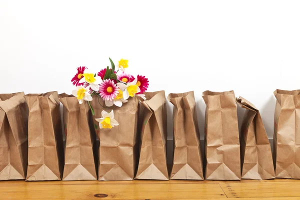 Bolsas e flores marrons Imagem De Stock