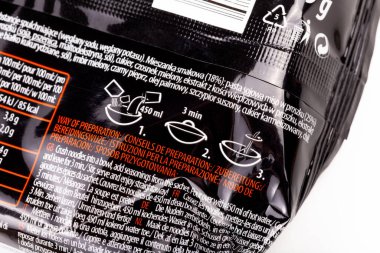 Oyakata hazır şehriye çorbası basit hazırlık talimatları, üç adım, paket kutusunun arkasındaki yazı, yakın plan, makro çekim, aşırı yakın çekim