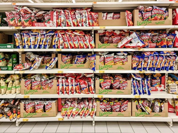 Auchan Szupermarket Chipek Termékek Polcon Rengeteg Ropogós Ízesítésű Burgonyaszirom Snack — Stock Fotó