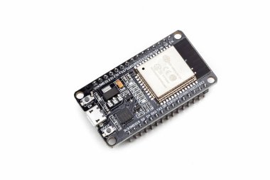Espressif ESP32 seri mikro kontrol modülü, Wi-Fi Bluetooth geliştirme kartı, çip üzerindeki sistem. Yakından nesne, beyazdan izole, kesilmiş, hiç kimse