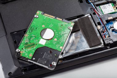 2.5 inçlik tek bir HDD, parçalanmış modern bir dizüstü bilgisayarın üzerinde duran sabit disk, dosya depolama. Sabit disk değiştirme, dijital veri koruma kaybı ve kurtarma basit soyut kavram, hiç kimse