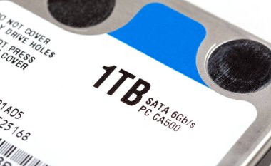 1 TB sabit disk depolama alanı, basit bir terabayt 2.5 inç HDD nesne makro, aşırı yakın plan, numara etiketi, hiç kimse, detay çekimi. Sabit disk dijital veri kapasitesi, 1000 gb sürücüsü boyutu basit bir kavram