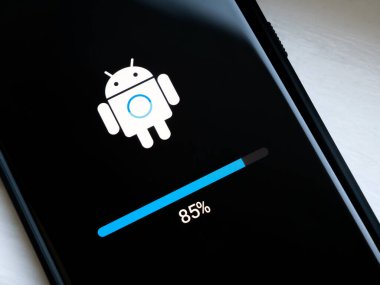 Android telefon güncellemesi yükleniyor, ekran yükleniyor, akıllı telefon görüntüsü kapanıyor. Mobil aygıt yazılımı güncelleniyor, yazılım güncelleme konsepti, nesne yakınlaştırılıyor