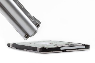 2.5 inç HDD sabit disk ve ona doğrultulmuş bir namlu. Özel dijital veri güvenliği, fidye yazılım saldırıları, hacker tehditleri, bilgi güvenliği, dosya silme basit soyut kavram, hiç kimse