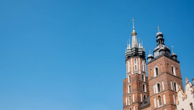 Krakow, Polonya, St Mary Bazilika kuleleri, bina, Ana Pazar Meydanı, Eski Şehir. Açık mavi gökyüzü simgesi, ünlü yer arkaplanı, kopyalama alanı, hiç kimse