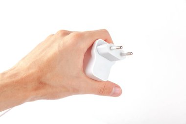 Elinde basit beyaz bir telefon şarj aleti, AB fişi, elinde tutulan jenerik akıllı telefon şarjı, beyaza izole edilmiş, kesilmiş. Tüketici elektroniği endüstrisi, mobil cihazlar konsepti, teknoloji