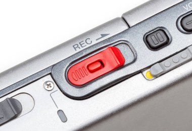 Basit bir kırmızı REC ses kayıt düğmesi, taşınabilir bir ses kaydedici, detay, aşırı yakın çekim, hiç kimse. Gazetecilik, gazetecilik, casusluk ve kayıt müziği veya insan sesi kavramı