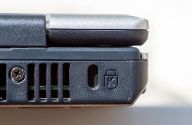 Laptop bilgisayarının arkasındaki Kensington güvenlik yuvası deliğinde makro, yakın plan, detay. K-Slot hırsızlık önleme sistemi, teknoloji hırsızlığı koruma konsepti