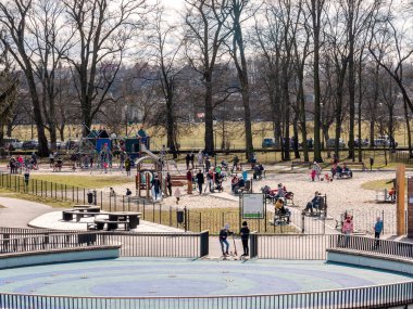 Krakow 'daki Jordan Park oyun alanı, kalabalık 19 salgın sırasında yetişkin ve çocuklardan oluşan bir grup yeni normal yaşam tarzı yüksek açı görünümünü maskeliyor.