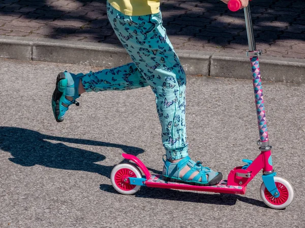 Jonge Anonieme Basisleeftijd Kind Paardrijden Een Eenvoudige Kleurrijke Scooter Straat — Stockfoto