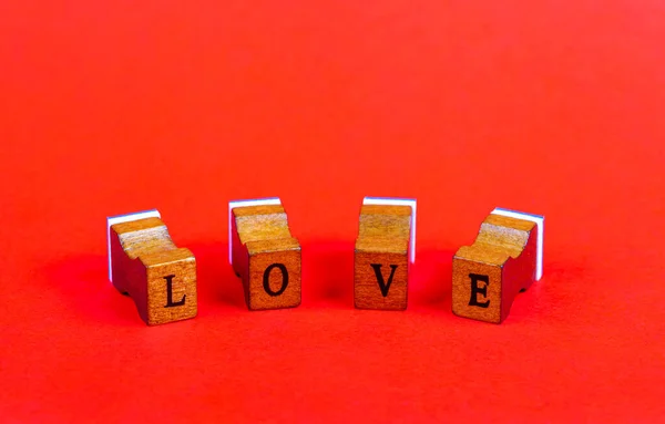 Word Love Wykonane Jasnoczerwonego Tła Miejsca Ksero Drewniane Stemple Gumowe — Zdjęcie stockowe